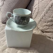 4 tazze e 4 piattini Avon. Bianco con oro, sembra mai usato.