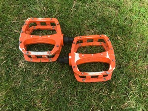 flat pedals orange