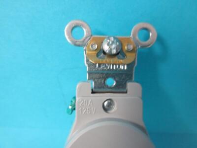 Leviton 5369-C 20 Amp, 125 Volt, connettore, grado industriale, lama diritta, messa a terra, nero-bianco di Leviton Leviton 5369-C 20 Amp, 125 Volt, connettore, grado industriale, lama diritta, messa a terra, nero-bianco di Leviton