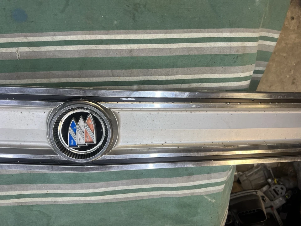 1965 Buick especial painel traseiro traseiro moldura de acabamento 4488536 OEM - Imagem 4 de 4