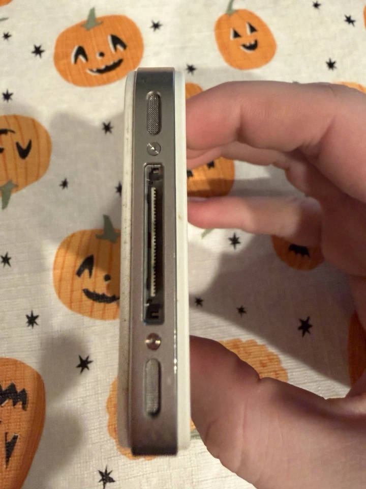 Apple iPhone 4 8GB White AT&T iOS 6.1.2 - Image 4 of 4