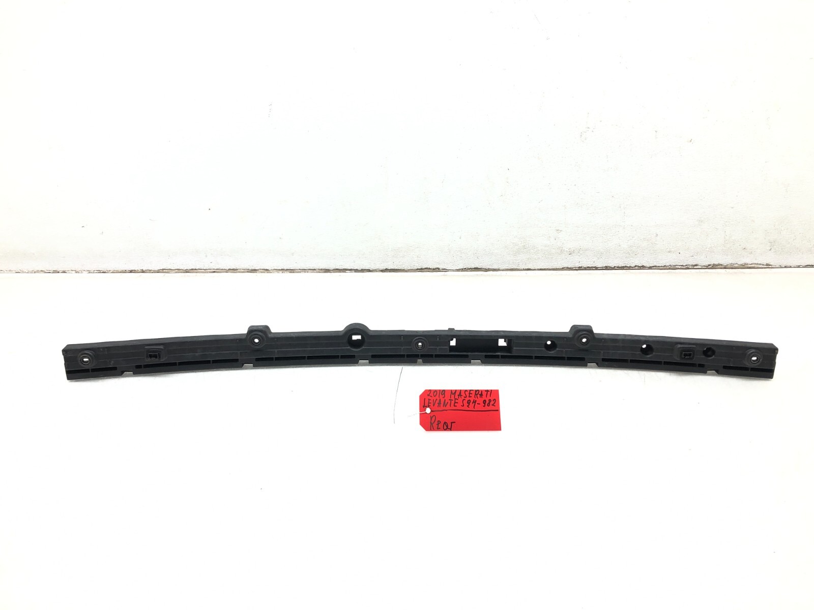 2017-2024 MASERATI LEVANTE S REAR BUMPER CENTER SUPPORT MOUNT BRACKET OEM