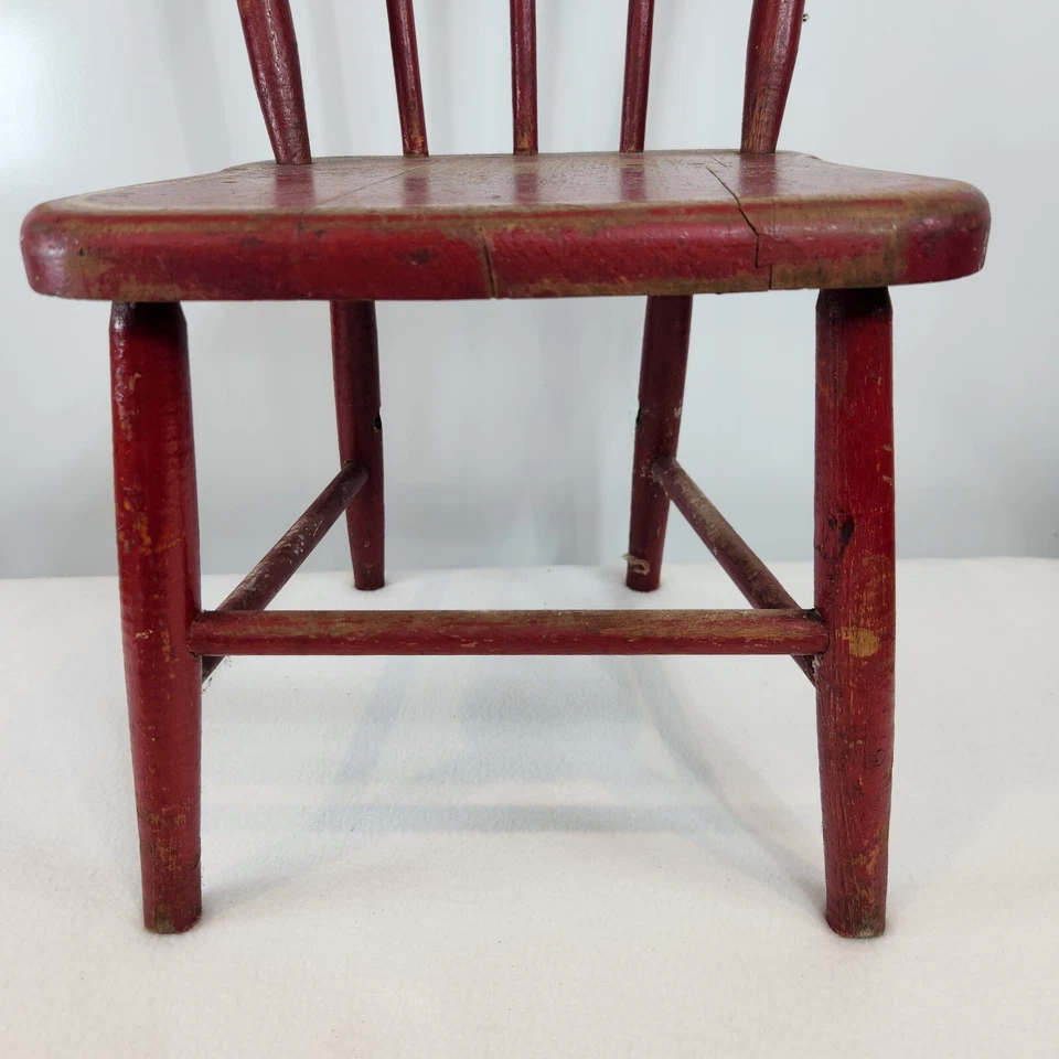 Silla infantil antigua original del siglo XIX con husillo de aro de pintura agrietada roja Foto 4 de 4