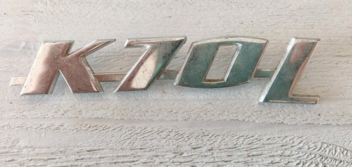 FREGIO-LOGO-SIGLA-SCRITTA(BADGE) POSTERIORE Volkswagen K70 L (ca)  - Zdjęcie 1 z 8