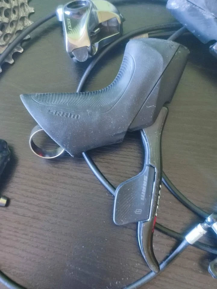 sram red etap hrd 11 speed shifters with disc calipers - Bild 4 von 4