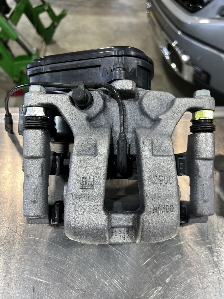 Juego de pinzas de freno traseras con pastillas de freno salieron de mi GMC Denali Ultimate Foto 3 de 4