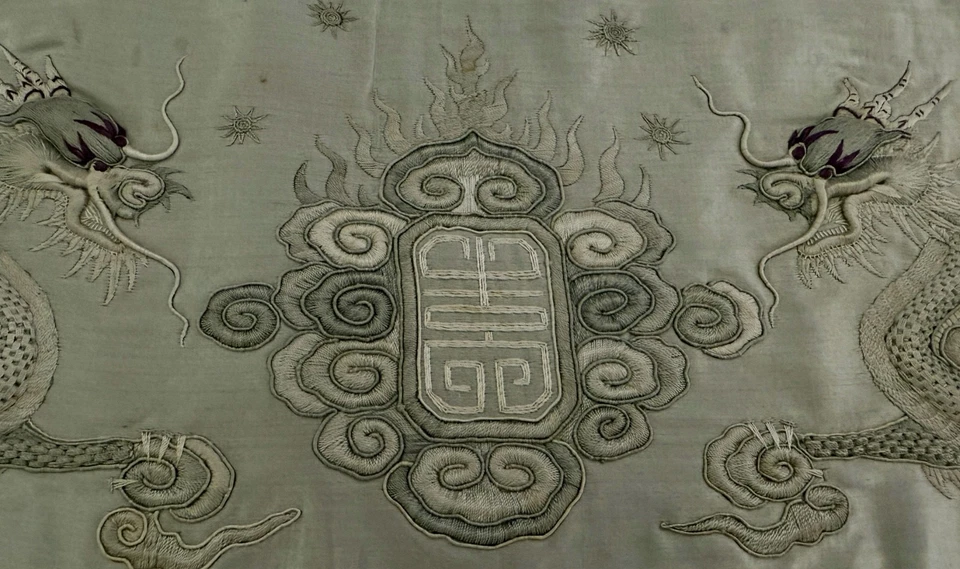 Panel satinado de seda plateado muy bordado a mano chino de los años 1920/30 ZZ589 Foto 3 de 4