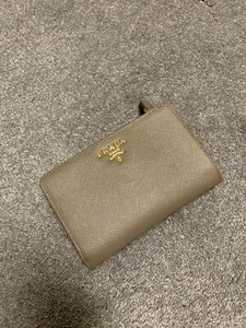 prada medium saffiano wallet