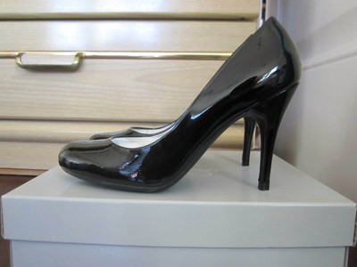 black pumps size 4