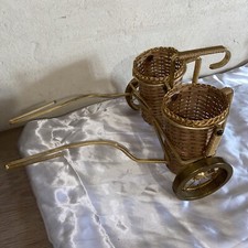 A2 ANCIEN PORTE BOUTEILLE EN MÉTAL DORÉ ET PANIER EN OSIER