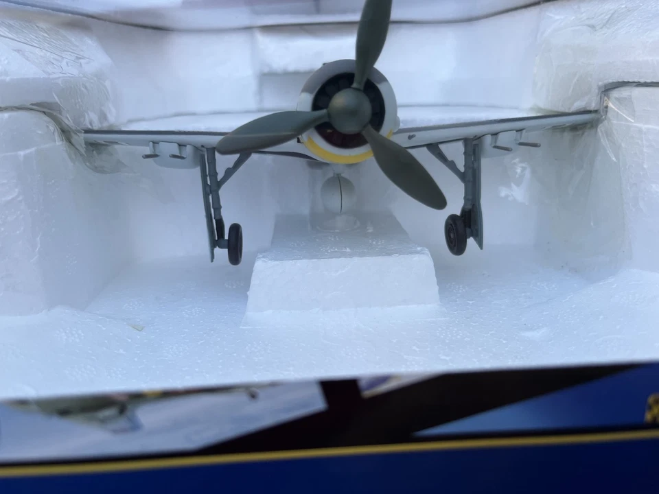 FRANKLIN MINT FW-190 FOCKY-WULF LUFTWAFFE, "B11B222" 1:48. - Image 2 of 4