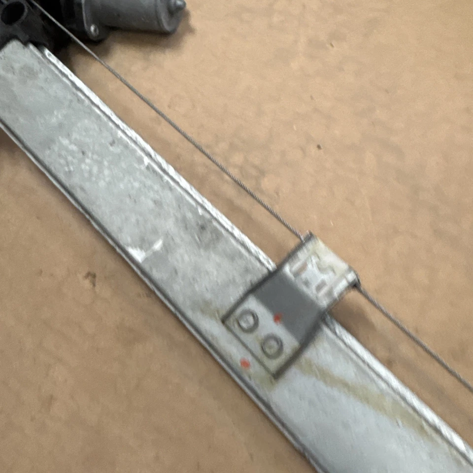 SUBARU IMPREZA FRONT RIGHT SIDE DOOR WINDOW REGULATOR MOTOR OEM 2017 - 2023 0026 - Image 4 of 4