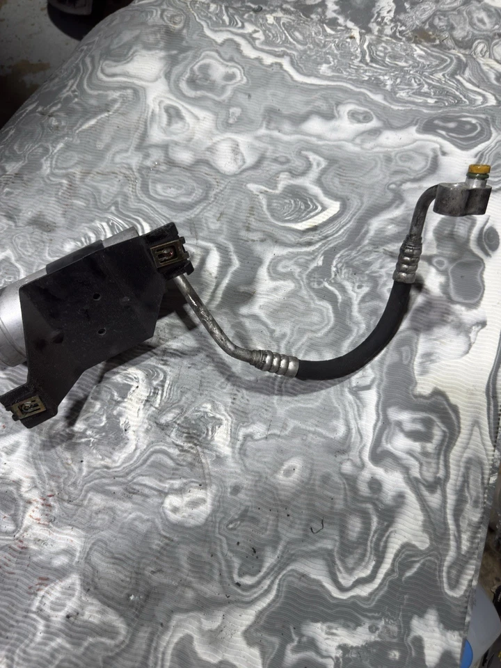 BMW 330i E46 2001 secador de aire acondicionado con manguera de aire acondicionado secador de condensador OEM Foto 3 de 4