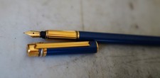 STYLO PLUME CARTIER TRINITY EN LAQUE BLEU FONCE MARBREE - PLUME OR MASSIF 18 K
