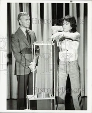 Press Photo Host watches as performer shows skills - lrb00933