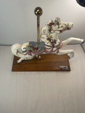 P.J.’s Carousel Colección “Volador” Carrusel Caballo Estatua Hecha en Nueva Berna