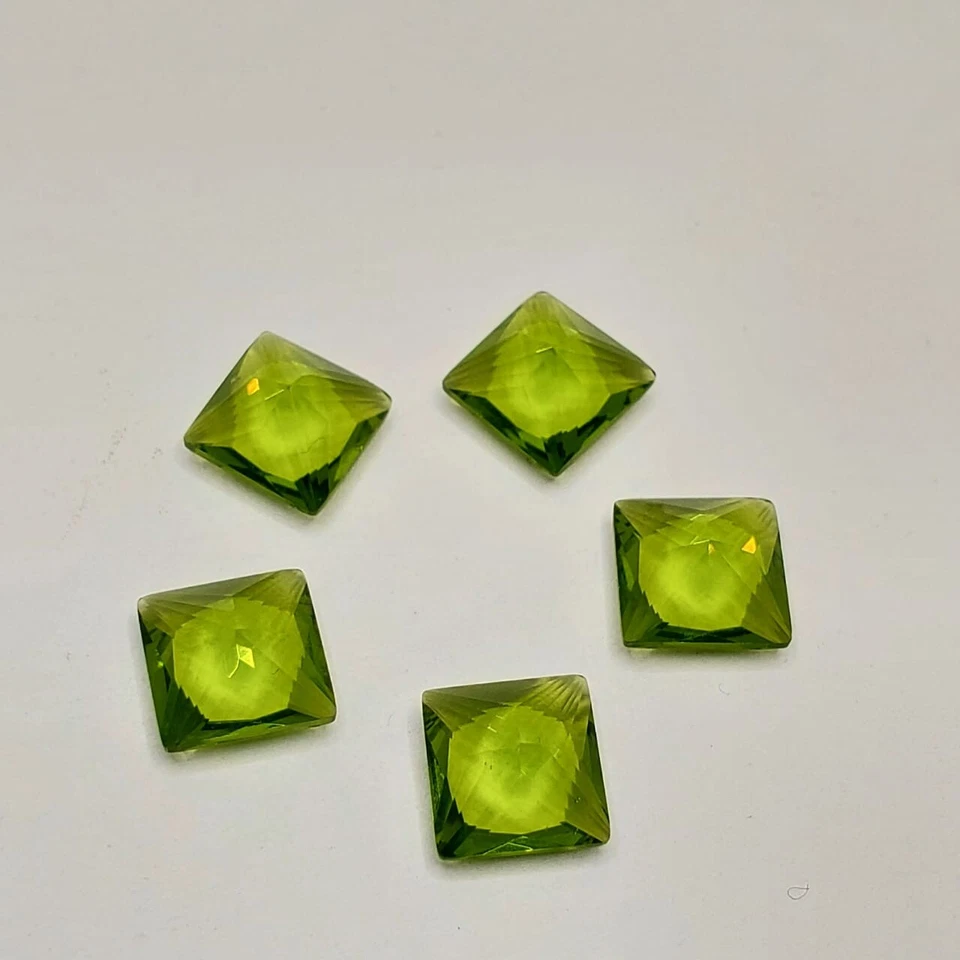 Piedras cuadradas de vidrio peridoto de 4 mm a 10 mm | Gemas brillantes y brillantes para joyería Foto 3 de 4