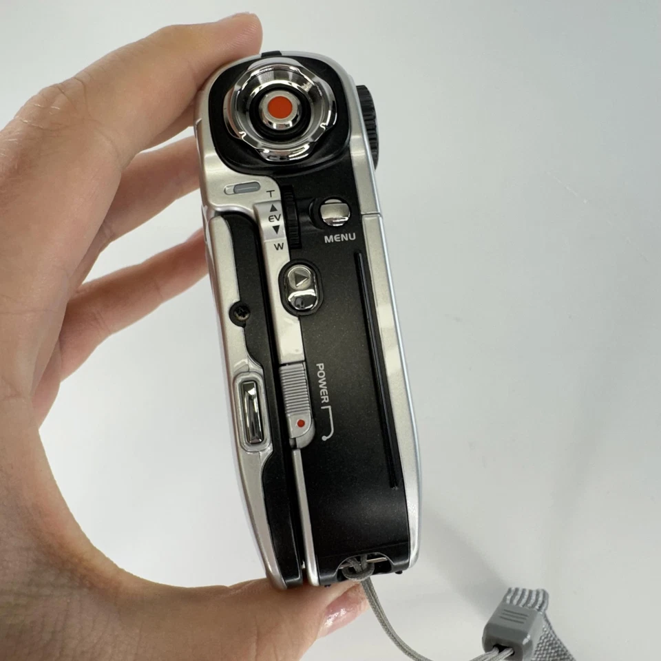 DXG-579V HD Digital Camcorder 5.1MP 4X Zoom Silver 2.4" LCD SD Slot USB AV - Image 4 of 4