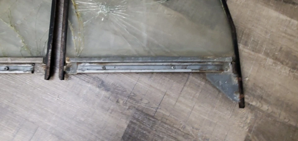 1955 1956 1957 1958 1959 Chevy GMC Truck Door Window Glass Frame PAIR RH & LH Foto 3 de 4