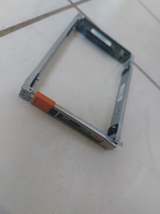 EMC 100-554-740 2.5 Zoll HDD Caddy mit SAS/SATA Interposer 303-106-002D