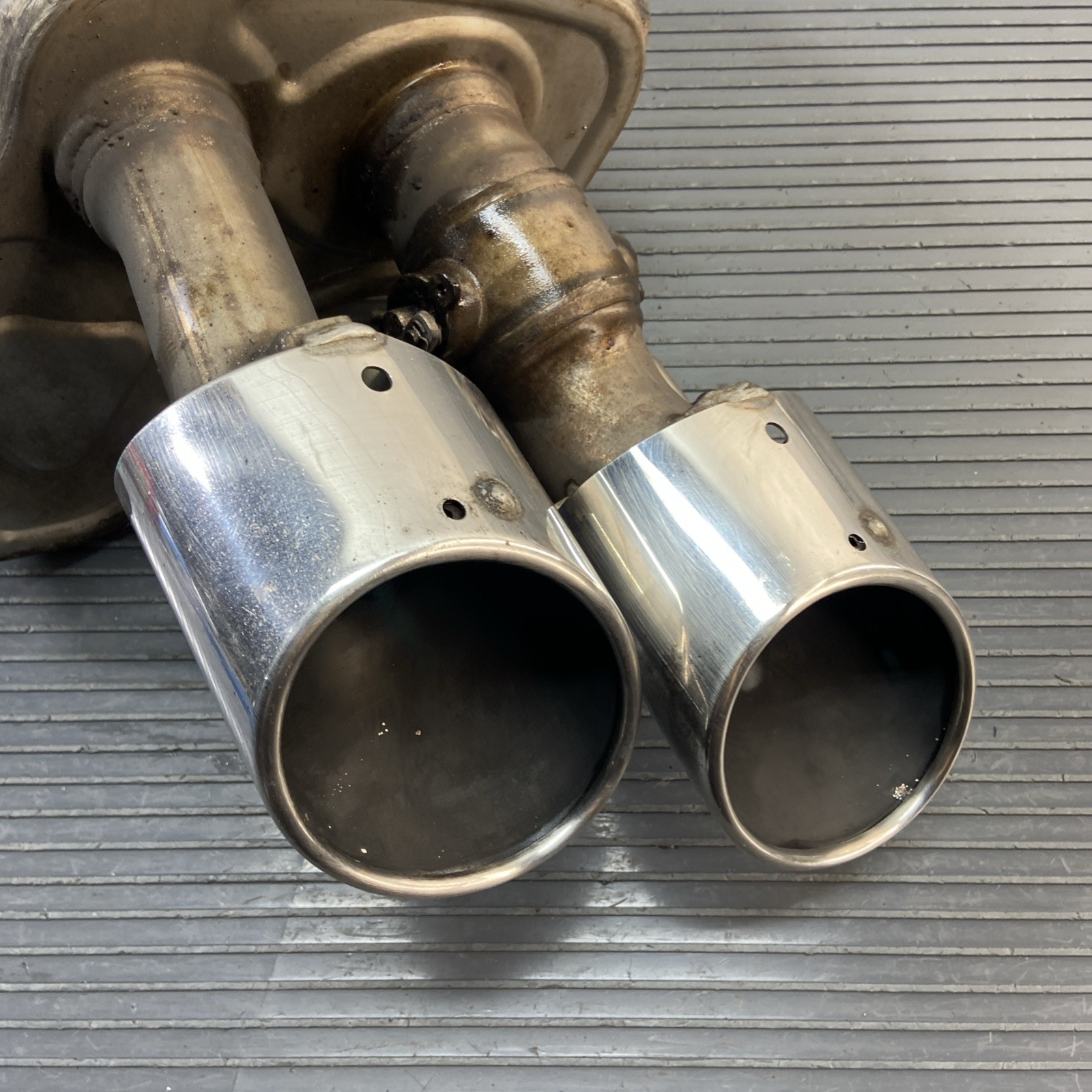 2014-2024 Maserati Ghibli M157 Rear Right Exhaust Muffler Resonator W/ Tips OEM