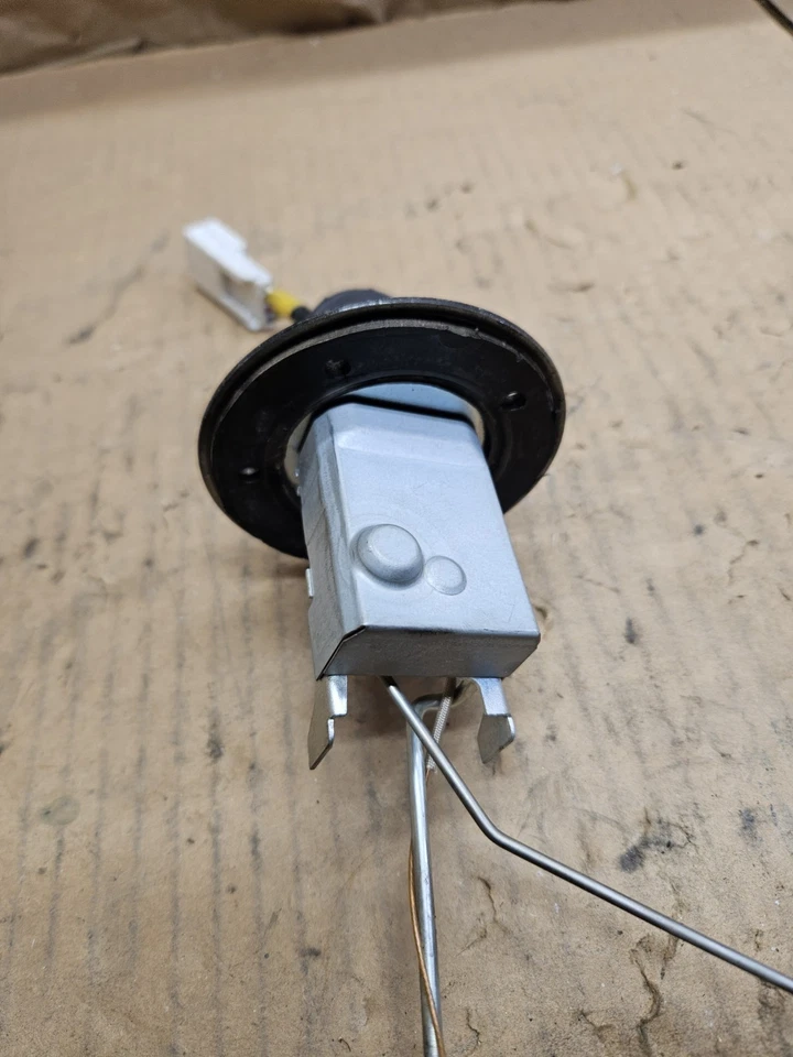 Conjunto de emisor nivelador de flotador de combustible nivel tanque de gasolina Toyota Celica 86-89 ST162 OEM Foto 3 de 4