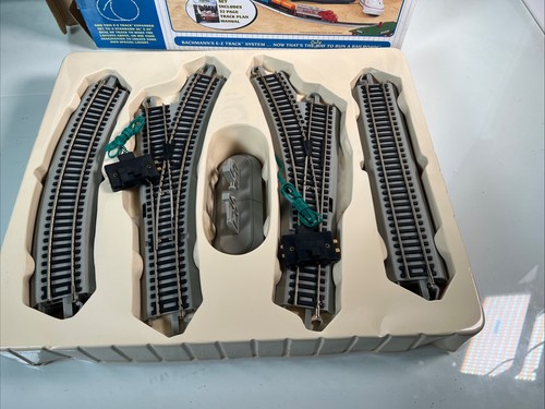 Set Trenino Elettrico Bachmann Thunderbolt HO - Santa Fe - Espansione Pista E-Z Completa - Foto 10 di 10