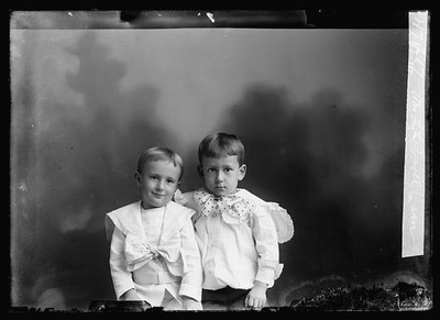 Photo:Powell, Mrs. L.L. [children]