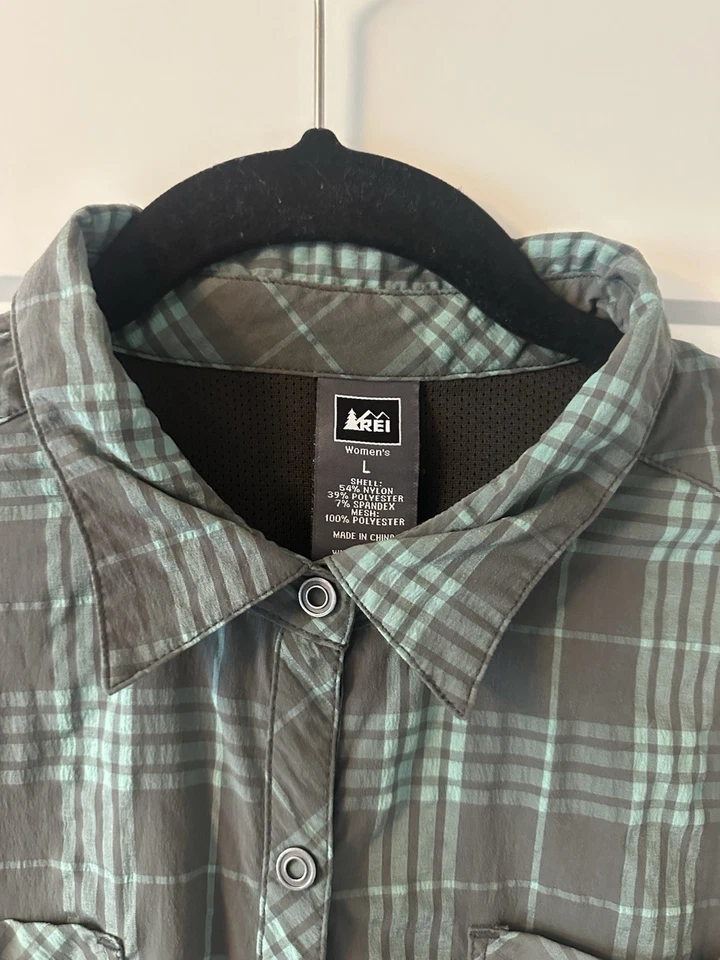 Женская туристическая рубашка REI в клетку на пуговицах серая/мятно-зеленая размер большой б/у в отличном состоянии - Изображение 3 из 4