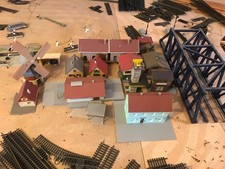 Bündel diverse Gebäude und Brücke H0 gebaut aus Modelleisenbahnanlage