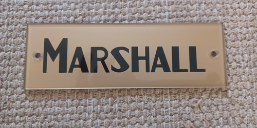 Block logo Marshall black & gold background, not centered w/ screws from UK - 第 1/3 張圖片
