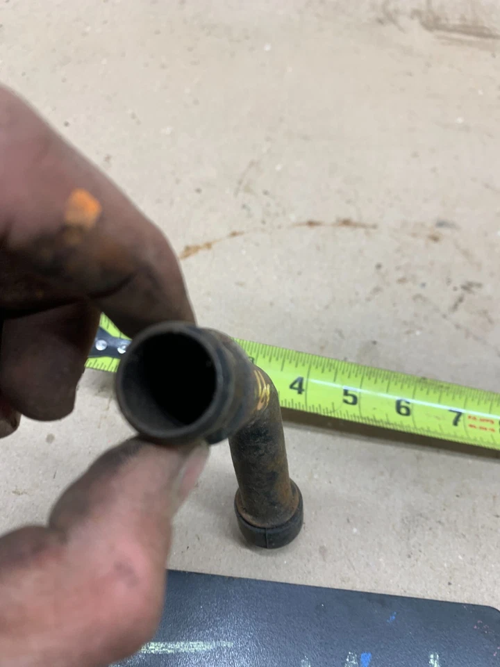 1978 1987 Malibu Monte Carlo Regal Cutlass Cubierta de válvula Respirador Codo Tubo Foto 4 de 4