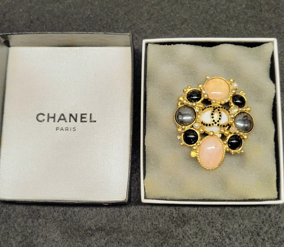 CHANEL PARIS AUTHENTIC GRIPOIX RARE COUTURE BAROQUE BROOCH XL - SIGNED / IN BOX - Image 4 of 4