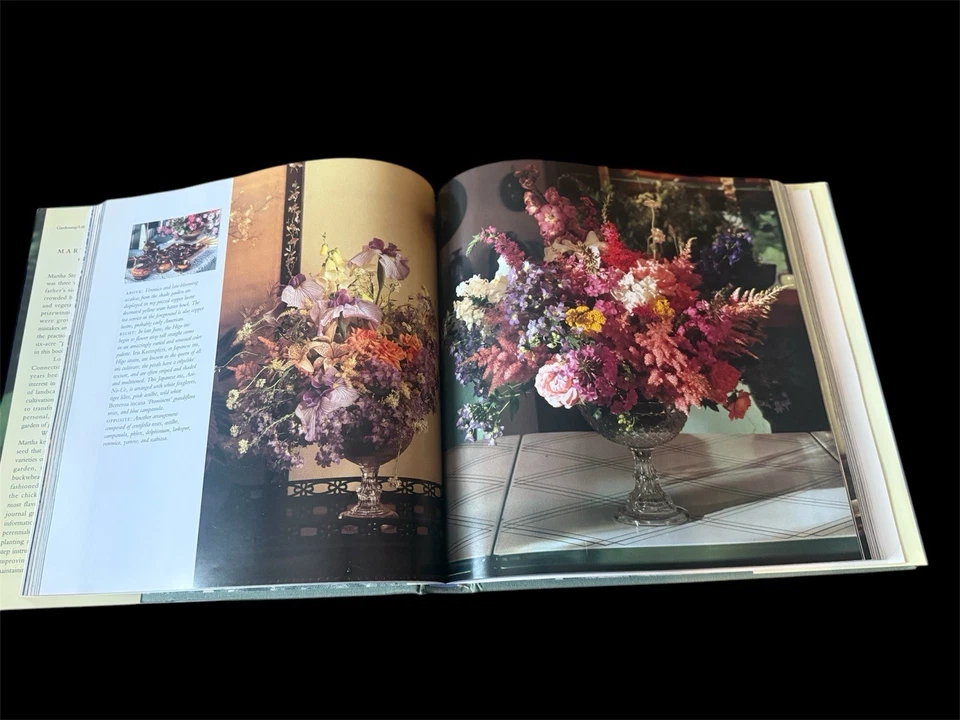 Martha Stewart's Gardening Month by Month by Martha Stewart 1st Edition 1991 Foto 2 de 4