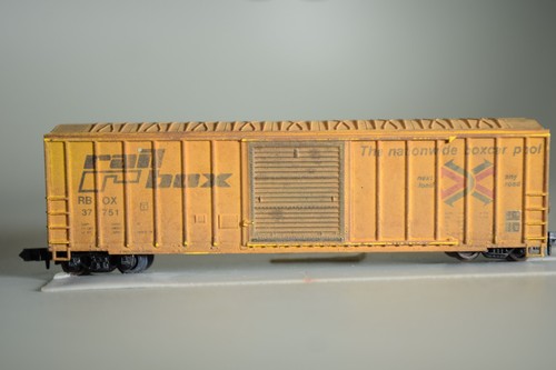 42085 Escala N MDC ROUNDHOUSE 50' RIBB SIDE BOX CAR RBOX RAILBOX DESGASTADO | Zustand: New