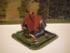 H0 Diorama HO 1:87 Haus Einfamilienhaus Gebäude patiniert mit Garten #2