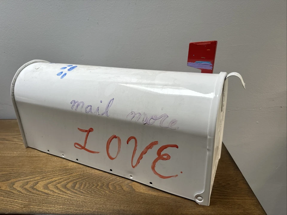 Buzón clásico blanco de acero USPS con impresiones de patas de perro de Solar group Foto 3 de 4