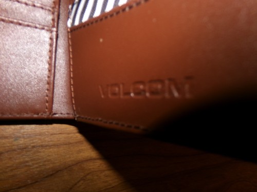 New Volcom Mens Bi-Fold Leather Wallet Brown Has Five Credit Card Pockets No Box - Picture 3 of 3