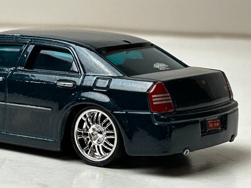 Chrysler 300C Hemi 2005 diecast escala 1:43 Maisto sedán, verde oscuro - Imagen 5 de 18