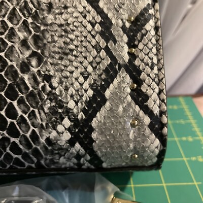 Sac Bandoulière Kate Landry Noir Et Gris – Fausse Peau De Serpent, Accents Dorés, Réglable