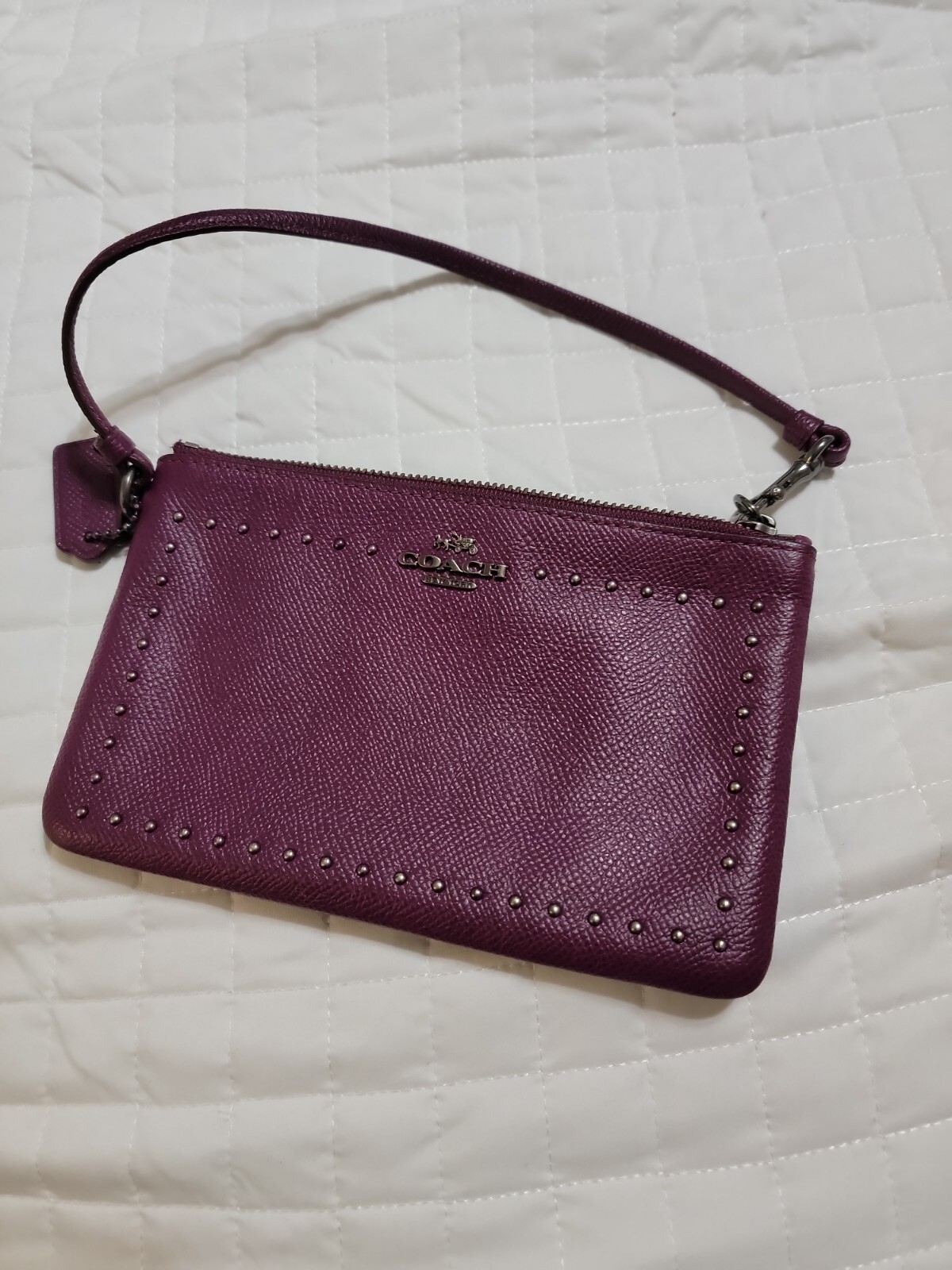 COACH OMBRE RIVETS Burgundy PEBBLED LEATHER WRISTLET … Gem