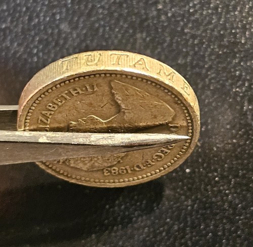 1983 One Pound coin error upside down rim Queen Elizabeth II - Picture 8 of 8