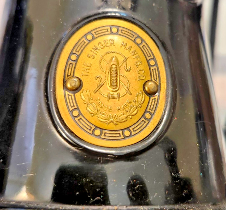 VINTAGE -  1952 - SINGER FEATHERWEIGHT 221 SEWING MACHINE WITH ATTACHMENTS