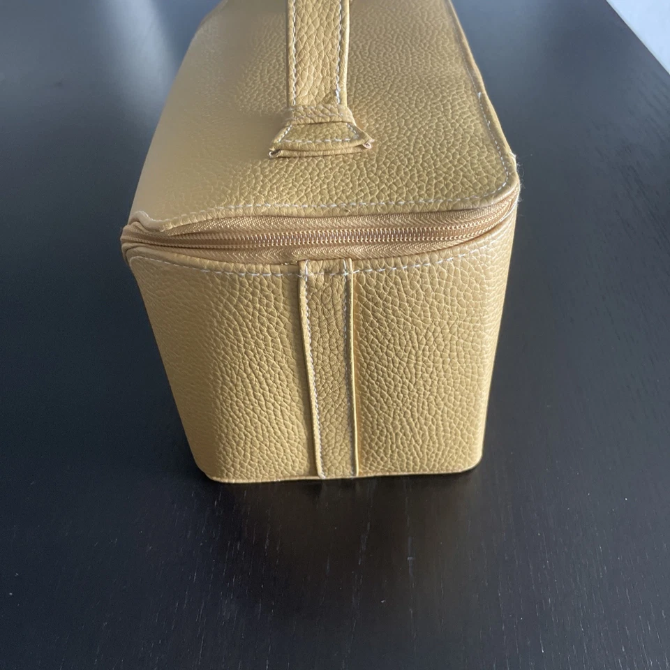 Juego de bolsa de artículos de tocador cosméticos de viaje con cremallera de cuero tostado Estee Lauder de colección Foto 3 de 4