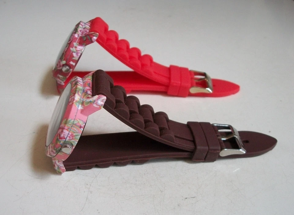 Reloj informal elegante de moda con correa de silicona roja y marrón con flores para mujer Foto 4 de 4
