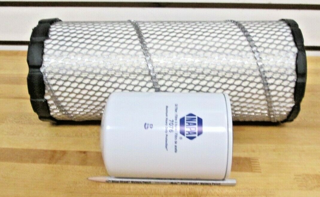 NAPA / JOHN DEERE (1) AIR FILTER P/N 6671 (1) OIL FILTER P/N 7076