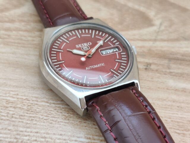 VINTAGE AUTOMETIC SEIKO 5 RED DIAL STEEL DAY/DATE CALL 7009 WATCH FREE SHIPING