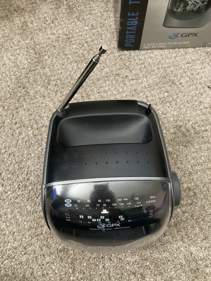 Vintage GPX Portable Black & White AM-FM Radio Three Way Power (TVP3) - Image 4 of 4