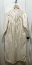 Vintage House Coat Grandmas Robe Sz M Cream Half Adonna Zip Embroidered 51  Long