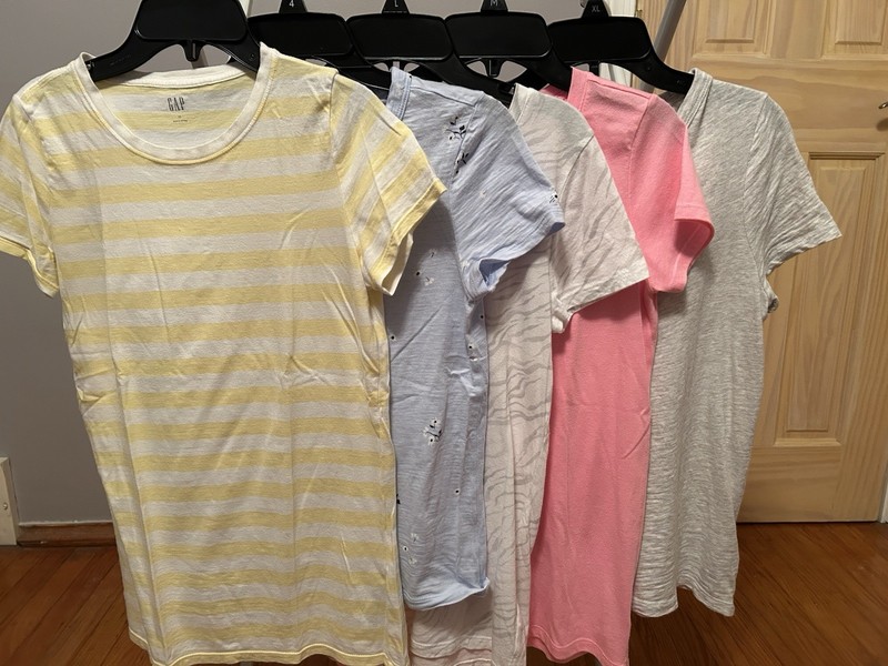 5 Women’s GAP Shirts